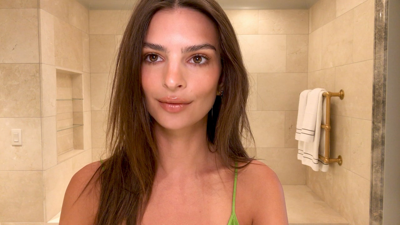Emily Ratajkowski S 5 Minute Date Night Look Beauty Secrets Vogue Emily Ratajkowski S 5 Minute Date Night Look Beauty Secrets Vogue